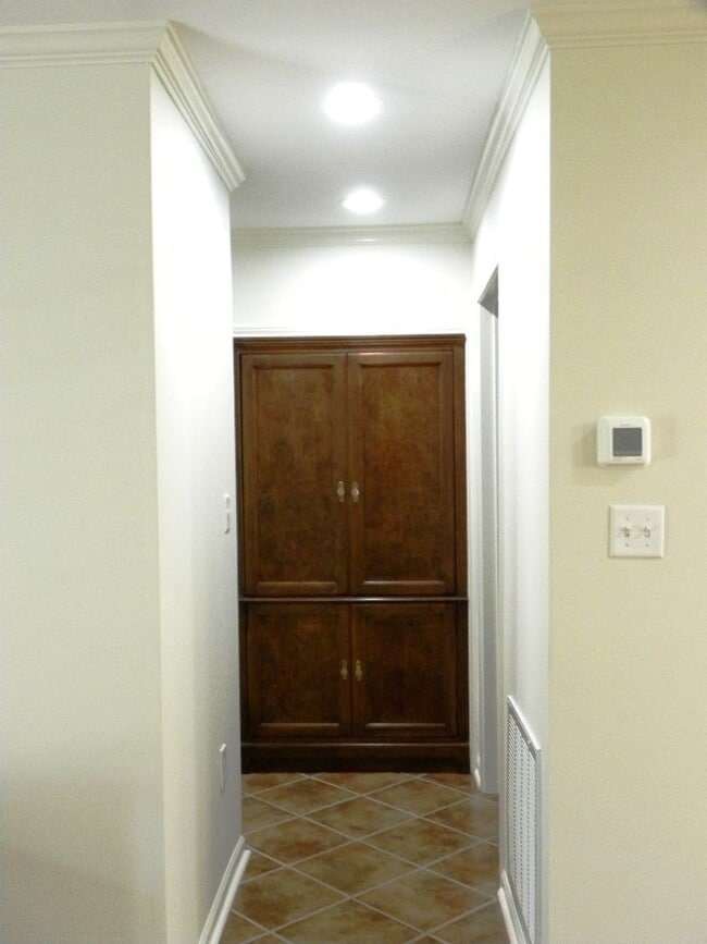 Building Photo - 2 Bedroom / 2 Bath Condo- ALL UTILITIES IN...