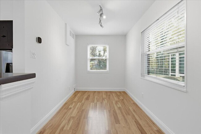 Building Photo - 3 BR | 1 BA | 864Sqft | Newly Fenced Yard