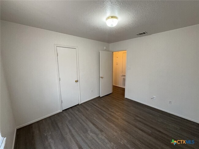Building Photo - 2601 Lucille Dr