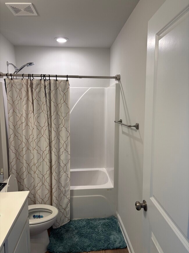 Building Photo - Room for rent