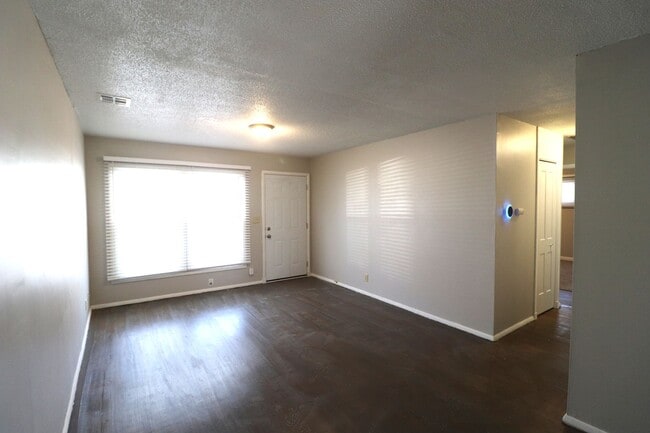 Building Photo - Charming 3 bedroom home on Corner Lot!