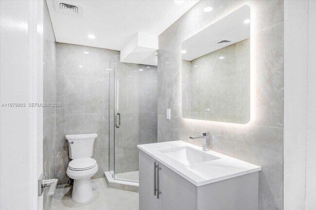 Building Photo - 3111 N Ocean Dr