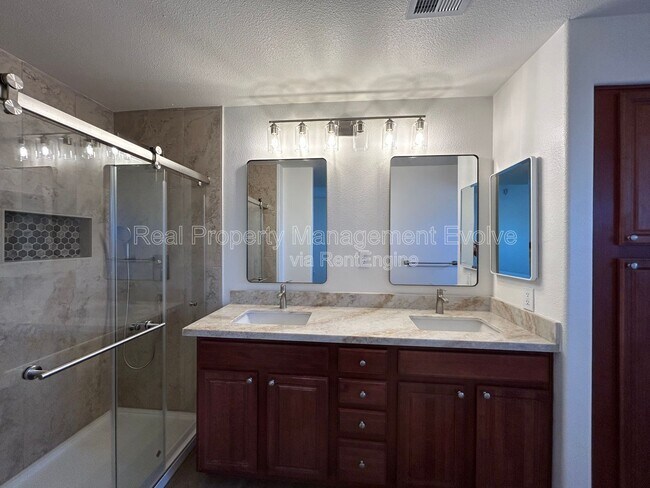 Building Photo - 920 E Devonshire Ave