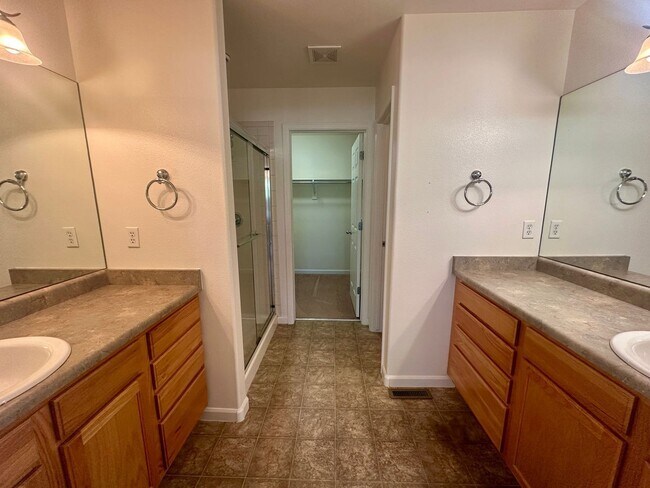 Building Photo - 6345 Chardonnay St