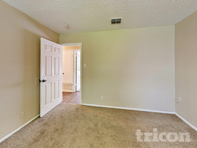 Building Photo - 827 Thornedike Dr