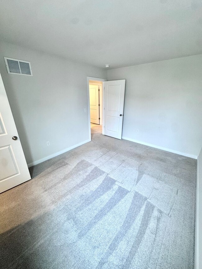 Building Photo - THREE BEDROOM/2.5 BATH TOWNHOME in Southern Lehigh School District