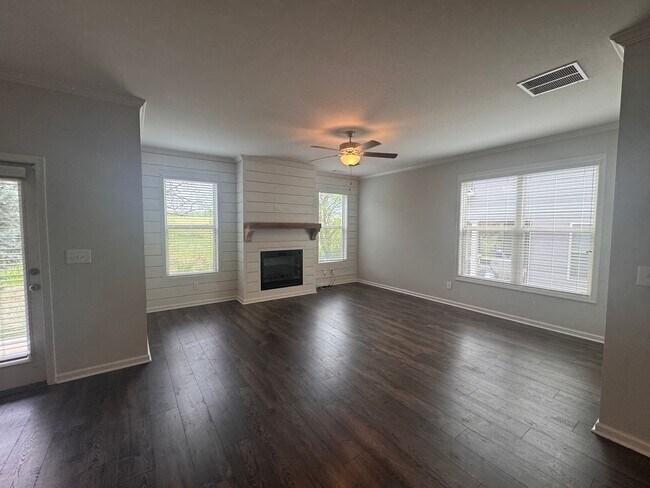 Building Photo - Spacious and Well-Appointed 3BR/2BA Home in Flowery Branch