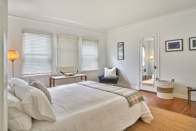 Building Photo - 1237 Hi Point St