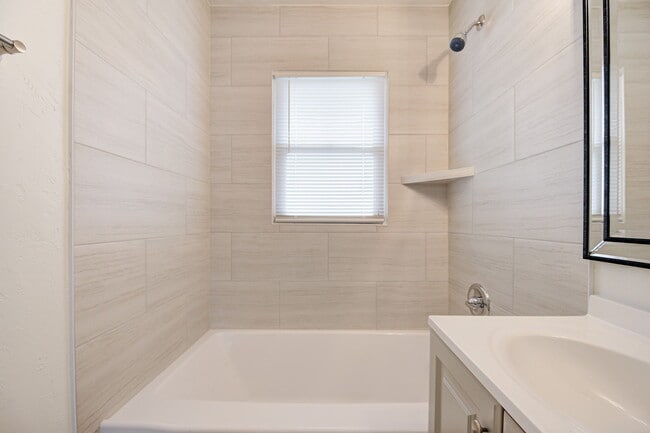 Building Photo - 4704 SE 18th St