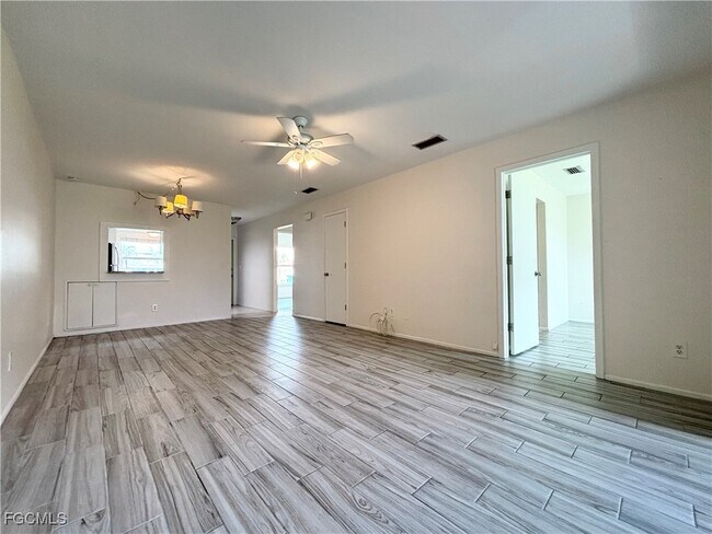 Building Photo - 4619 SE 5th Pl