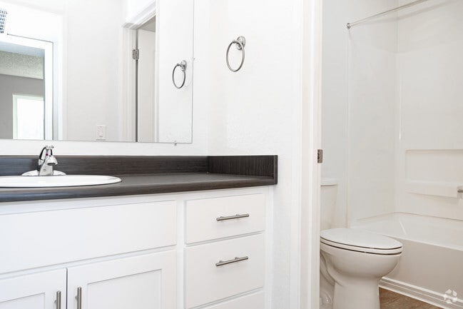 Building Photo - Plum Tree Apartment Homes