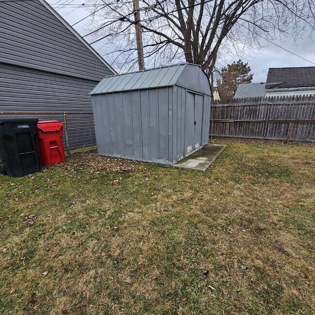 Building Photo - 3 Bedroom Ranch Completely Renovated - New Flooring, Doors and Fixtures, New Bathroom, New Kitche...