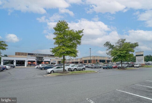 Building Photo - 5905 Lone Oak Dr