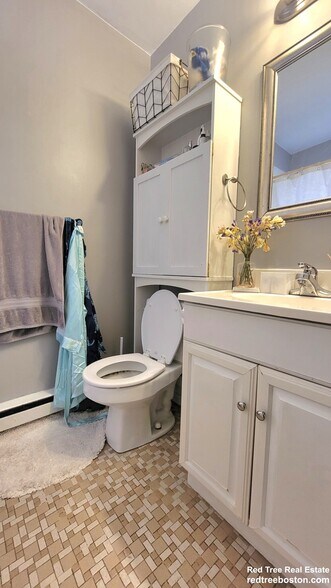 Building Photo - 200 Kelton St