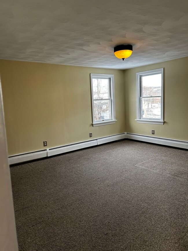 Building Photo - Welcome To This Charming 3-Bedroom, 1-Bathroom Home Located in the Heart of Carbondale, PA.