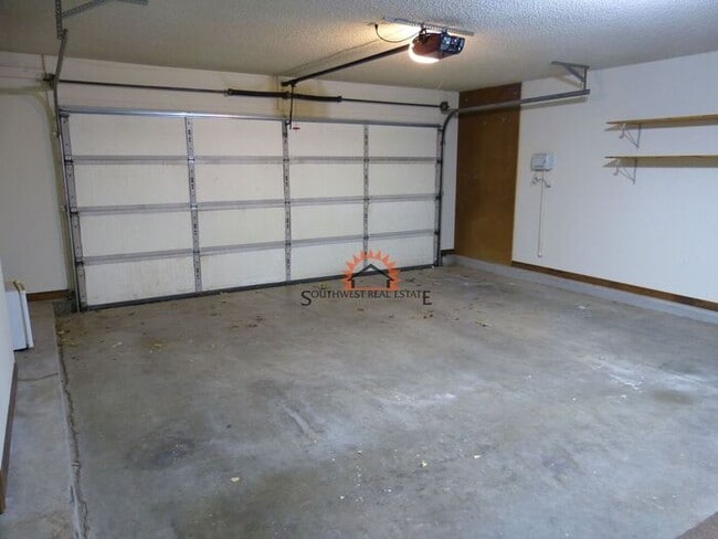 Building Photo - Spacious 4 bedroom 2 bath brick home