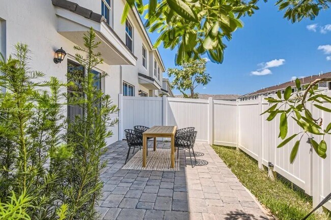 Building Photo - 117 SW 170th Ave