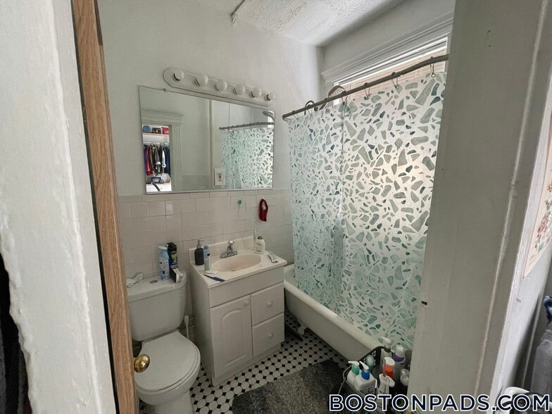 Building Photo - 64 Hemenway St