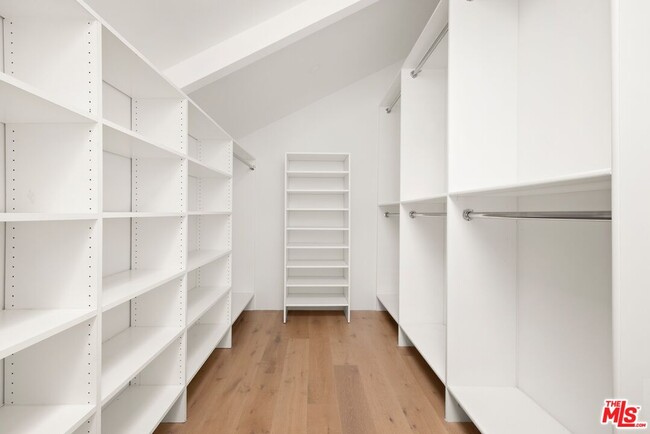 Building Photo - 1561 Clear View Dr