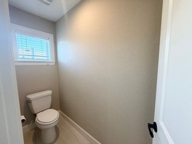 Building Photo - Beautiful 5 Bedroom with Den/Office and Large Bonus Room in Bethany Ridge!!!
