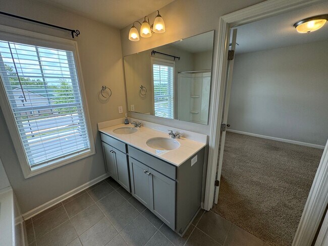 Building Photo - Modern 3/2.5 Townhome in Woodstock- $2,350