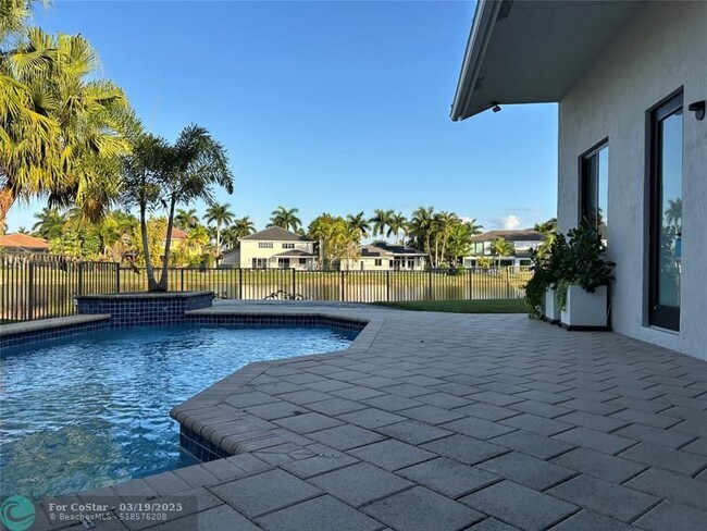 Building Photo - 2550 Jardin Terrace