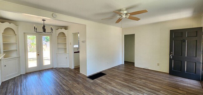 Building Photo - Coronado: Charming 2bd/1ba Village House w...