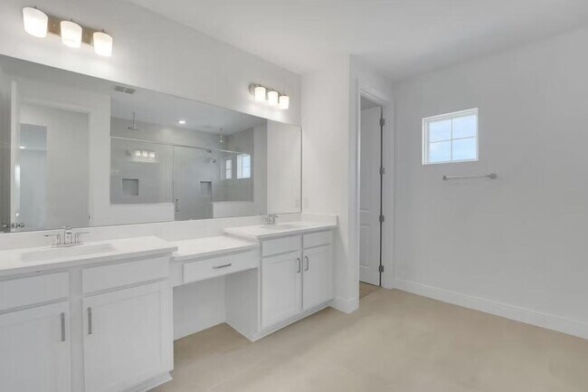 Building Photo - "Spacious 4-Bedroom Gem with 3 Full Baths in Charming Winter Garden!"