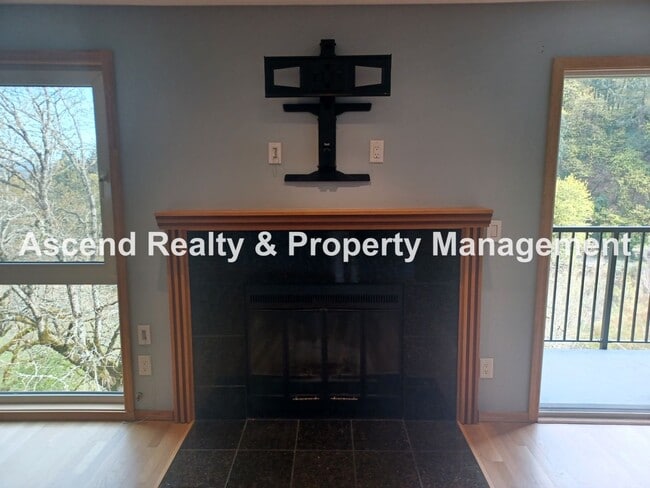 Building Photo - Stunning Views! 2 Level Condo Minutes to Downtown & PSU Incl Water/Sewer/Garbage & Parking