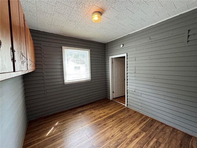 Building Photo - 219 2nd St