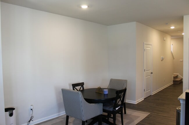 Building Photo - 1523 Stanford Ln