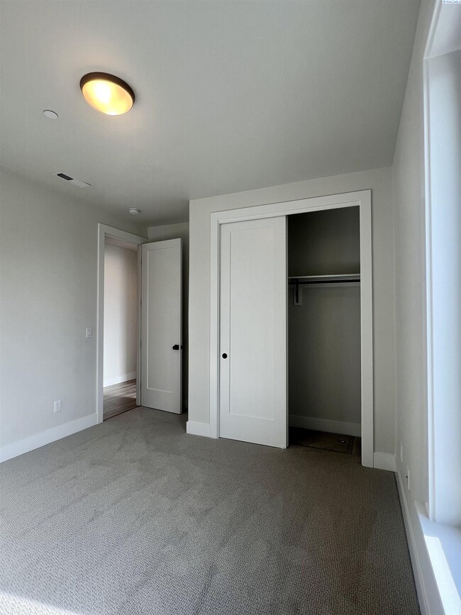 Building Photo - West Vinyard Estates 3 br plus den 4 car