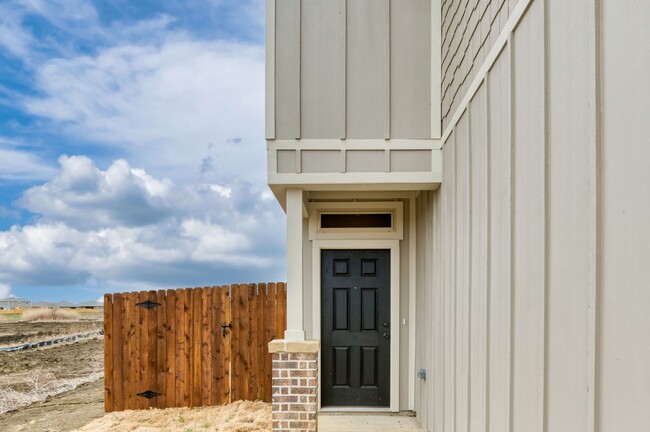 Building Photo - GORGEOUS 3 BEDROOM 2.5 BATH DUPLEX LOCATED...