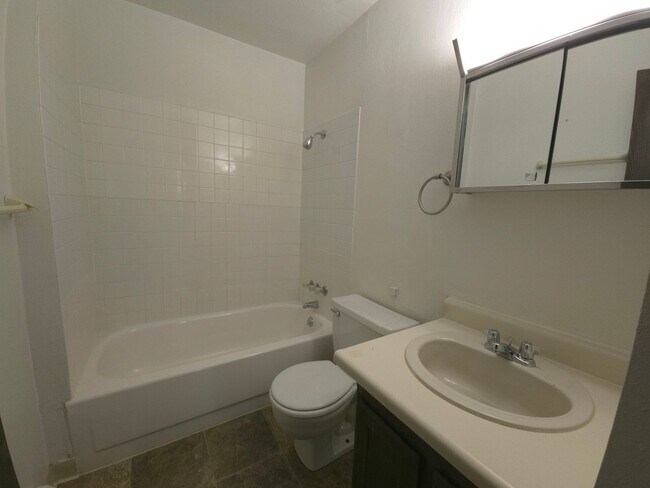 Building Photo - 2645-2647 Pine St