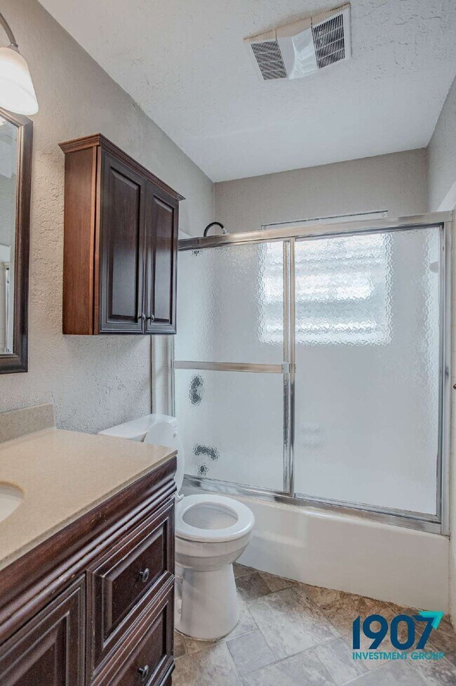 Building Photo - 1618 Village Dr