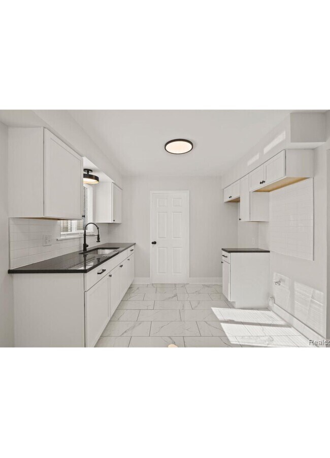 Building Photo - Newly Remodel Home