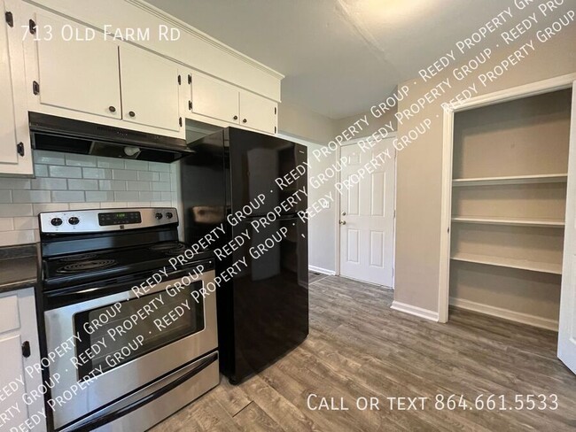 Building Photo - DISTRICT 6 - 3 bedroom / 1 bath available ...