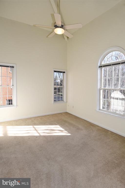 Building Photo - 2400 N Greenbrier Ct