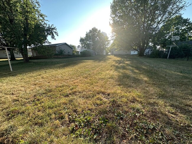 Building Photo - 2 bed, 1 bath home for rent in Hudson available IMMEDIATELY