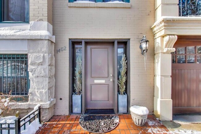 Building Photo - 1402 N La Salle Dr