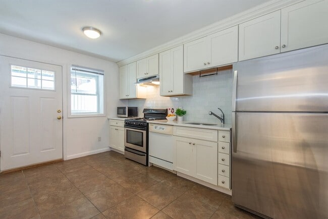 Building Photo - 61 Bright St