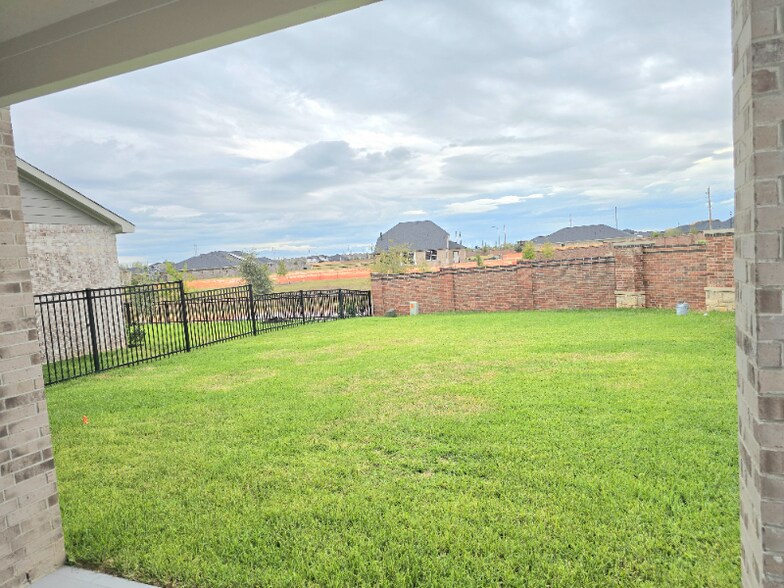 Building Photo - 27139 Blue Pool Dr