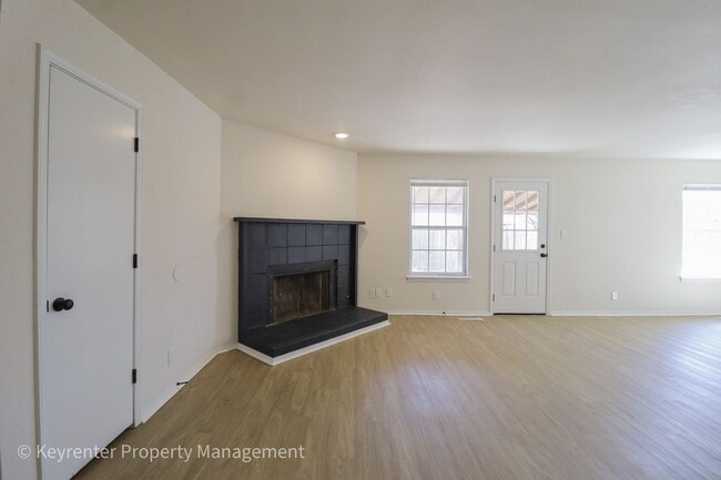 Building Photo - E 31st Ct Duplex