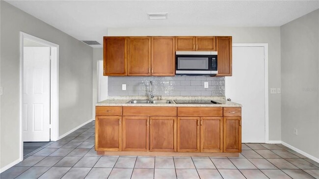 Building Photo - 7877 Kensingham Ct
