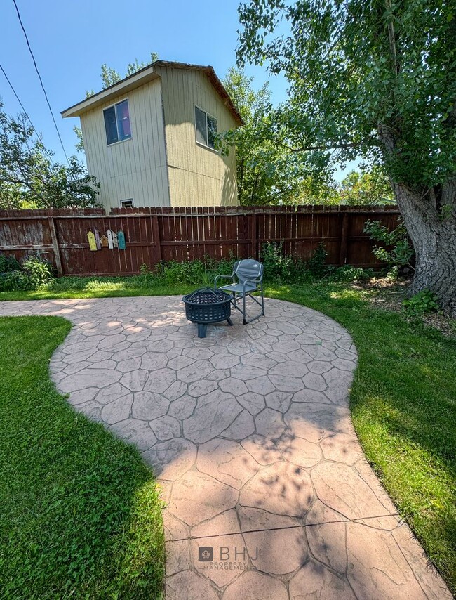 Building Photo - NEWLY UPDATED 2 BED/ 1 BATH SINGLE FAMILY ...