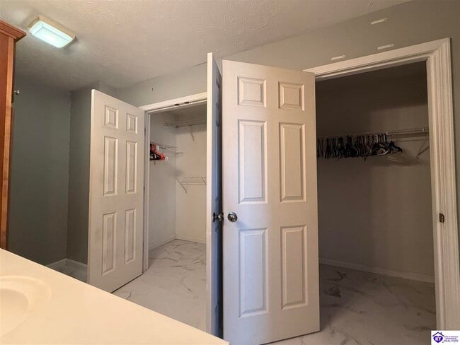 Building Photo - 115 Twin Oaks Dr