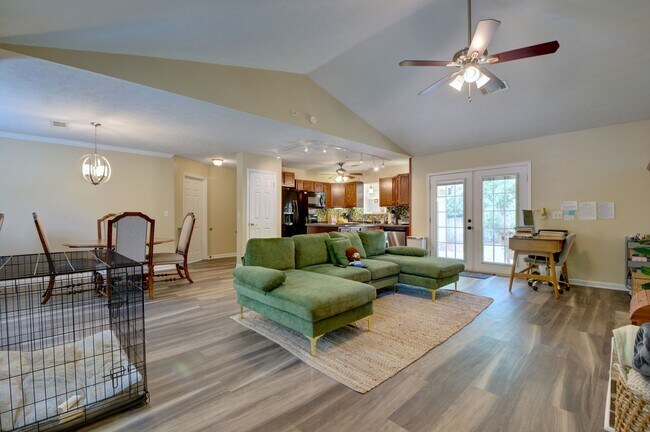 Building Photo - 251 Ivy Ln