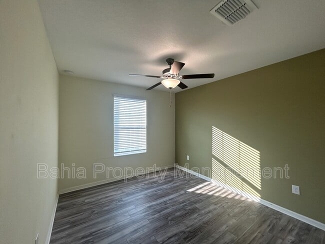 Building Photo - 582 Royal Empress Dr