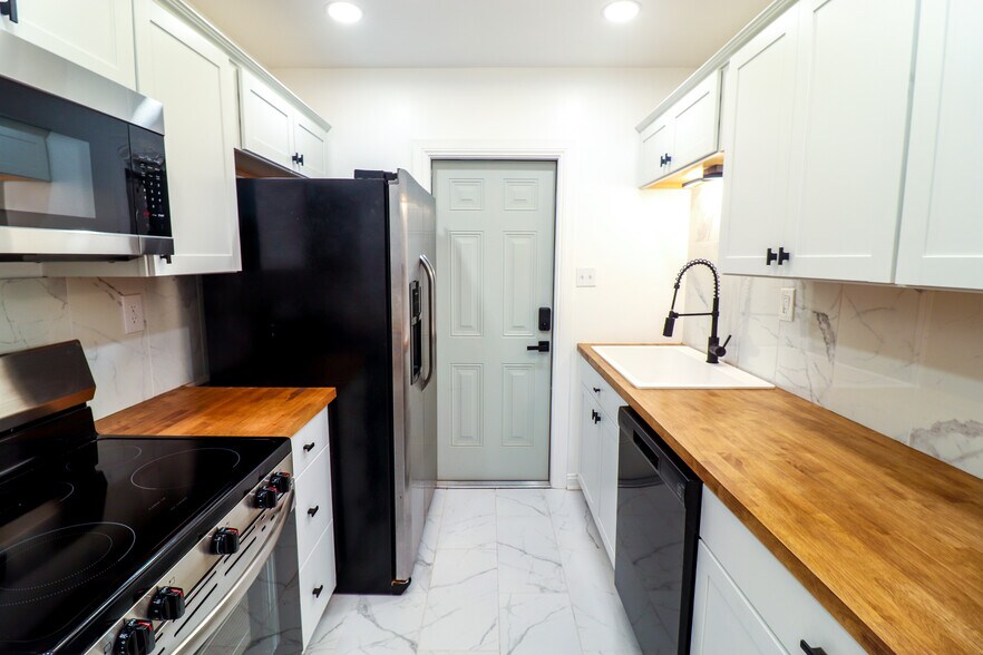 Building Photo - 1205 E 53rd St