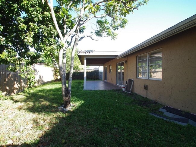 Building Photo - 7525 SW 7th Pl